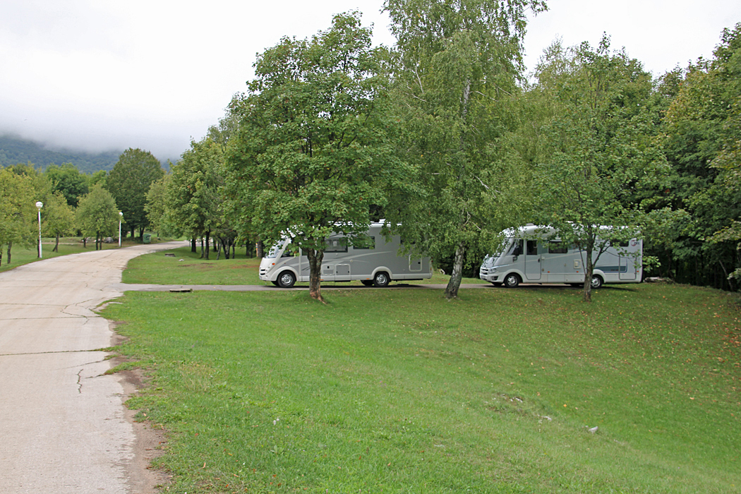 Camping Korana vid Plitvicka nationalpark är stor och rymmer ca 500 platser som är utspridda över ett stort område. 