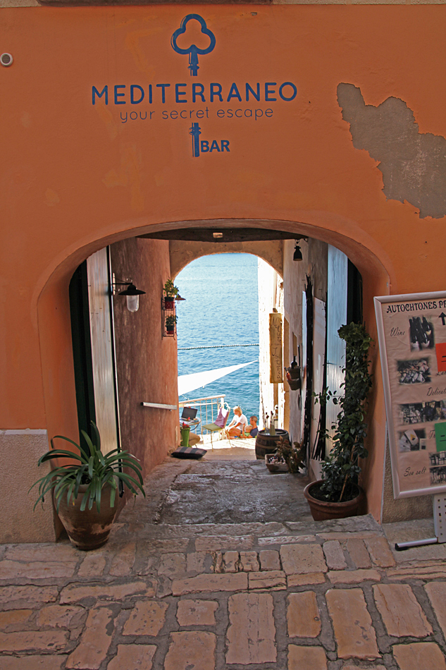 Gå genom denna port och du finner en restaurang med havsutsikt.