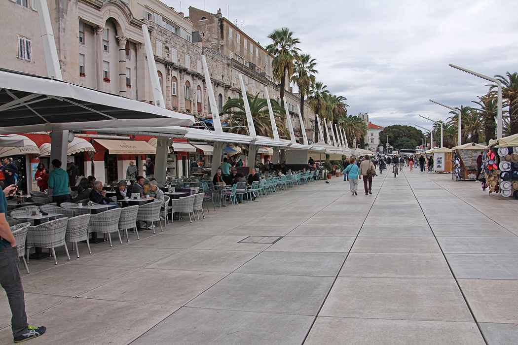 Vid hamnen i Split finns en lång bred boulevard fylld med restauranger och cafeér.