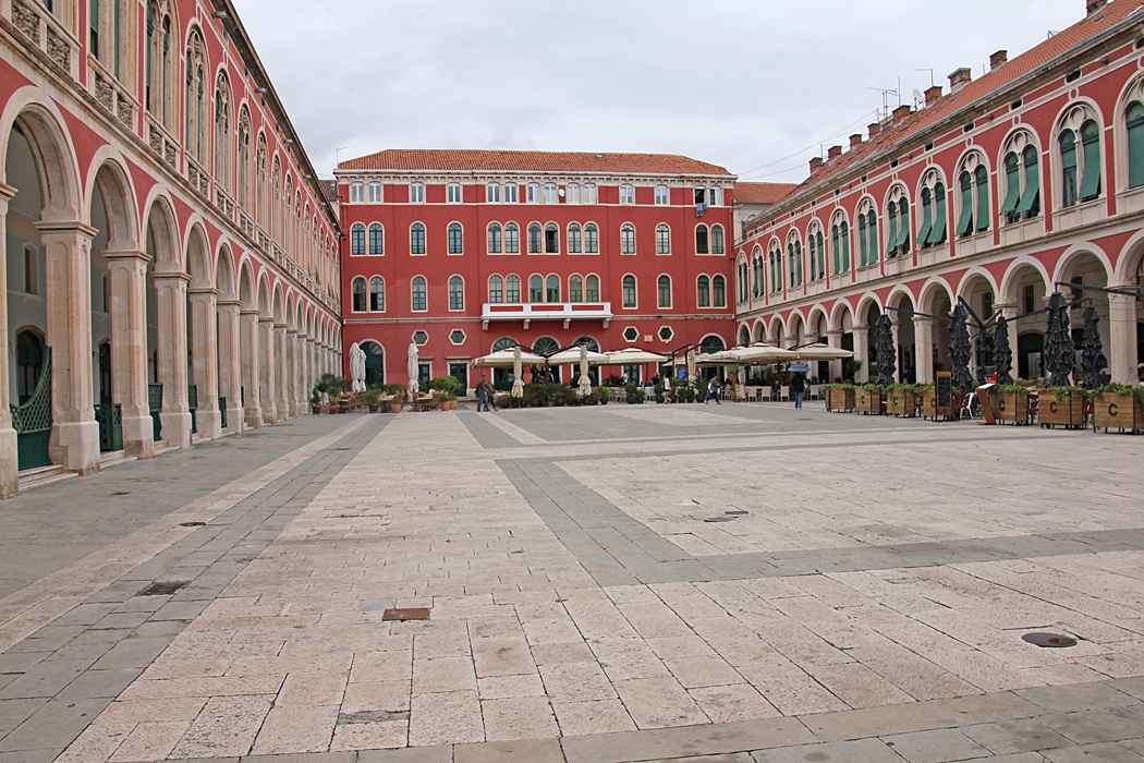 Republikens torg i centrala Split är på tre sidor omgivet av byggnader i nyrenässansstil. Den södra sidan öppnar sig mot Adriatiska havet.