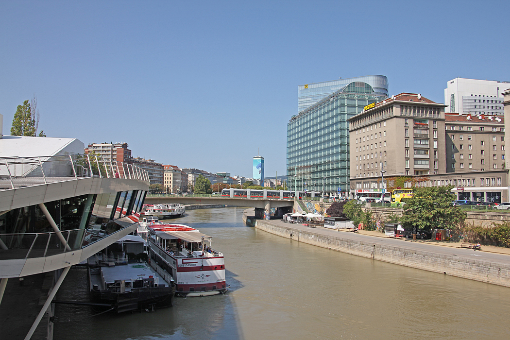 Utsikt från bron över Donaukanalen vid Schwedenplatz.
