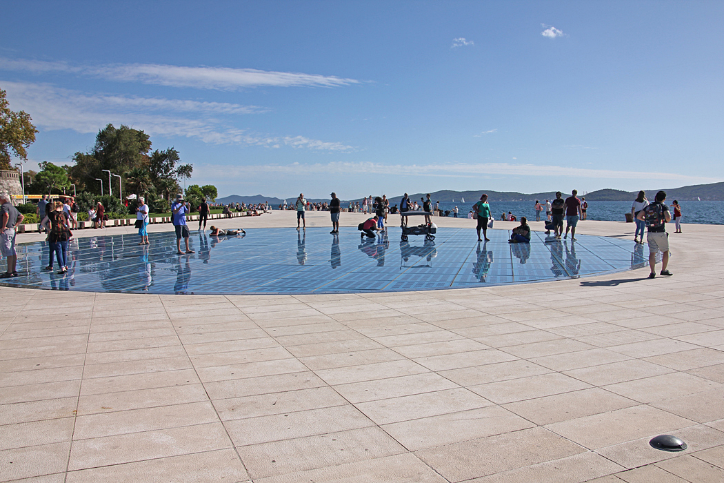Hälsning till Solen är en arkitektonisk konstinstallation i Zadar, Kroatien.