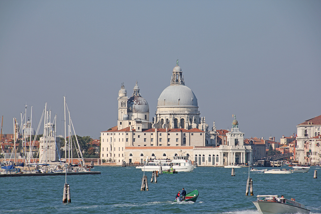 Själva båtturen in till Venedig bjuder på många vackra vyer.