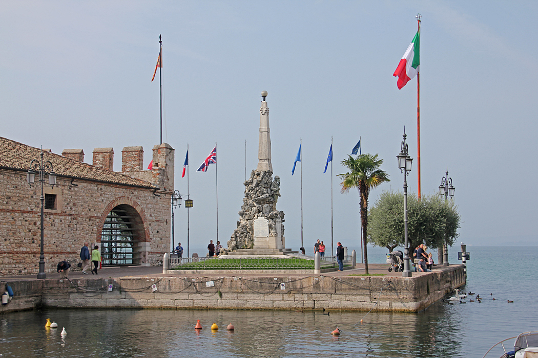 Utsikt över monument vid hamnen som hedrar soldater från första och andra världskriget.