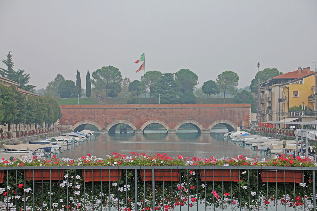Ponte dei Voltoni med sina vackra valv av terrakotta sträcker sig över Canale di Mezzo.