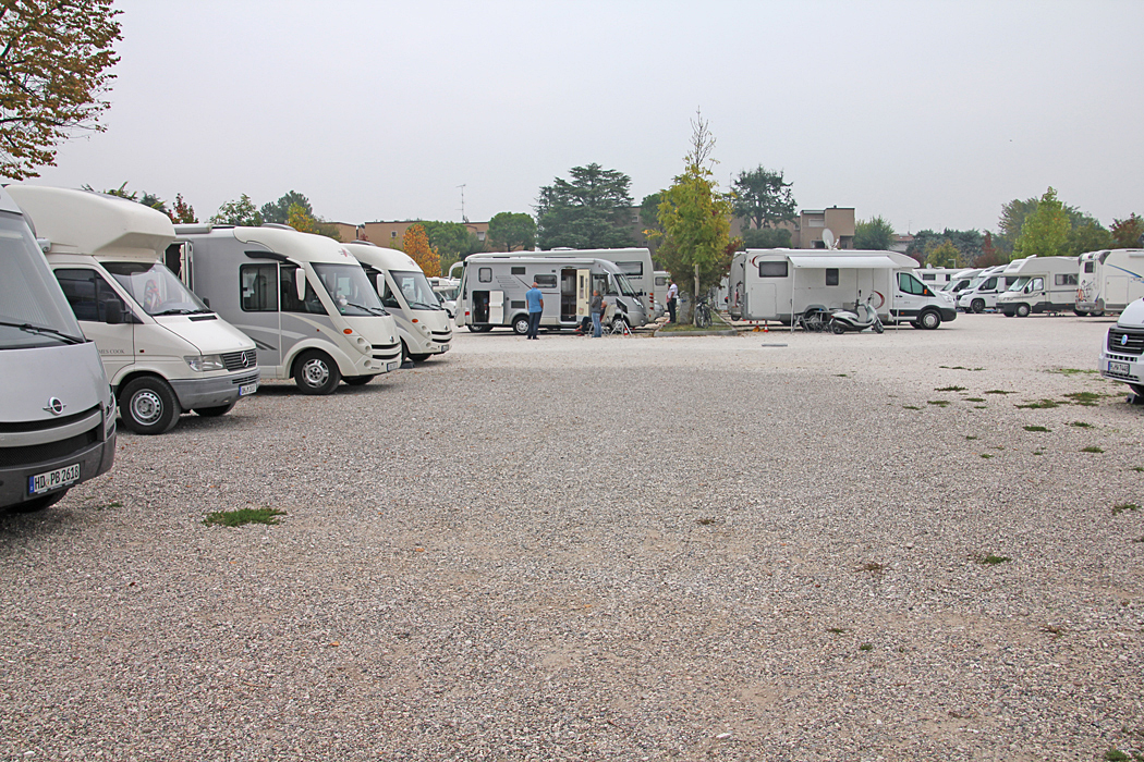 Area Camper Peschiera del Garda med plats för ca 80 husbilar.