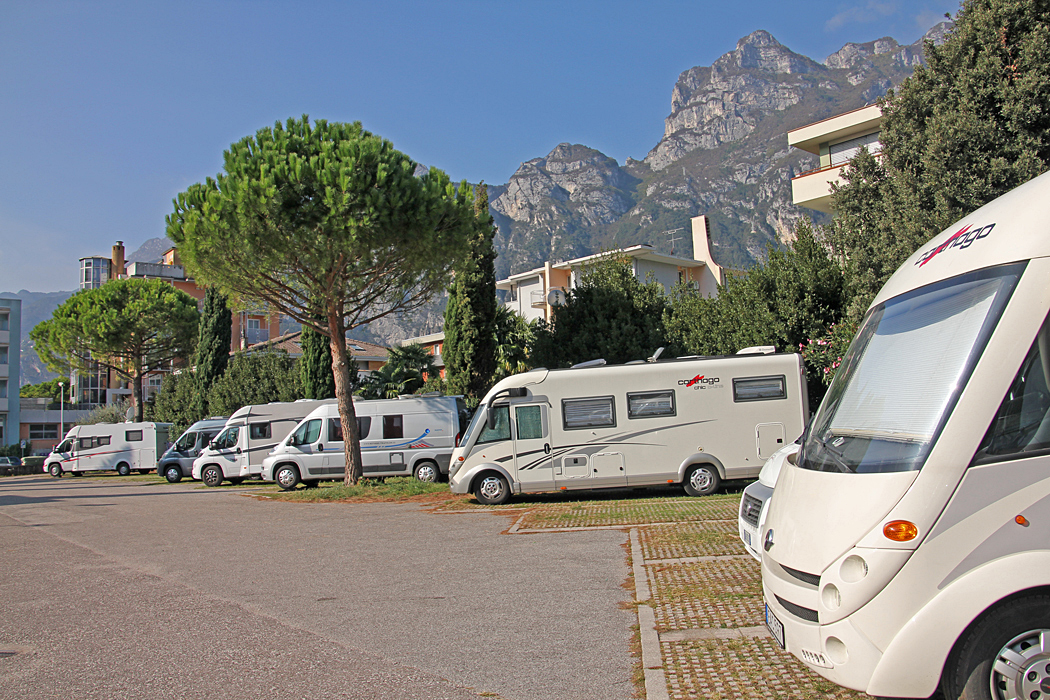 Motorhome parking Riva del Garda betalas per timma och ligger bra till för ett besök i centrum.