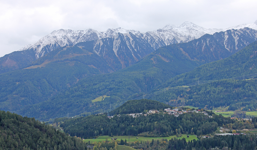 Utsikt från Campingen över byn och alptoppar.
