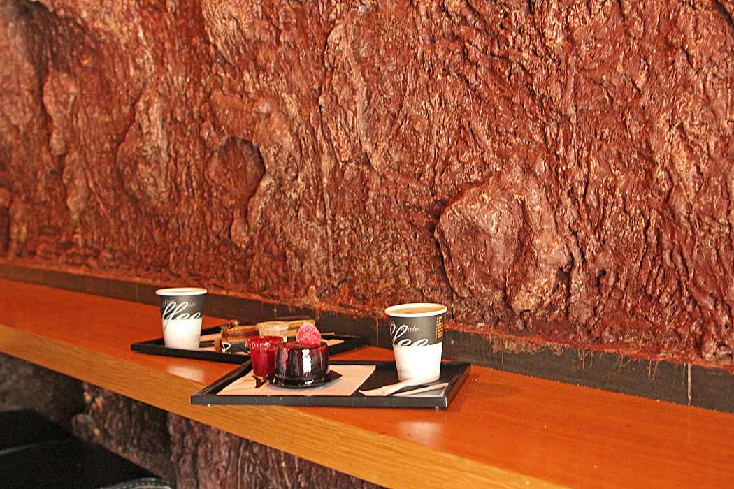 Godsakerna kan avnjutas i ett rum utformat som en chokladgrotta med väggar av 1,5 ton äkta choklad.