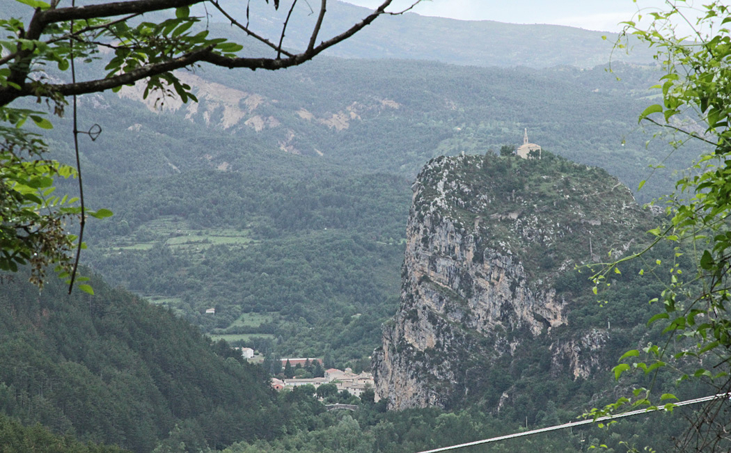 Där nere vid foten av klippan ligger ställplatsen i Castellane.