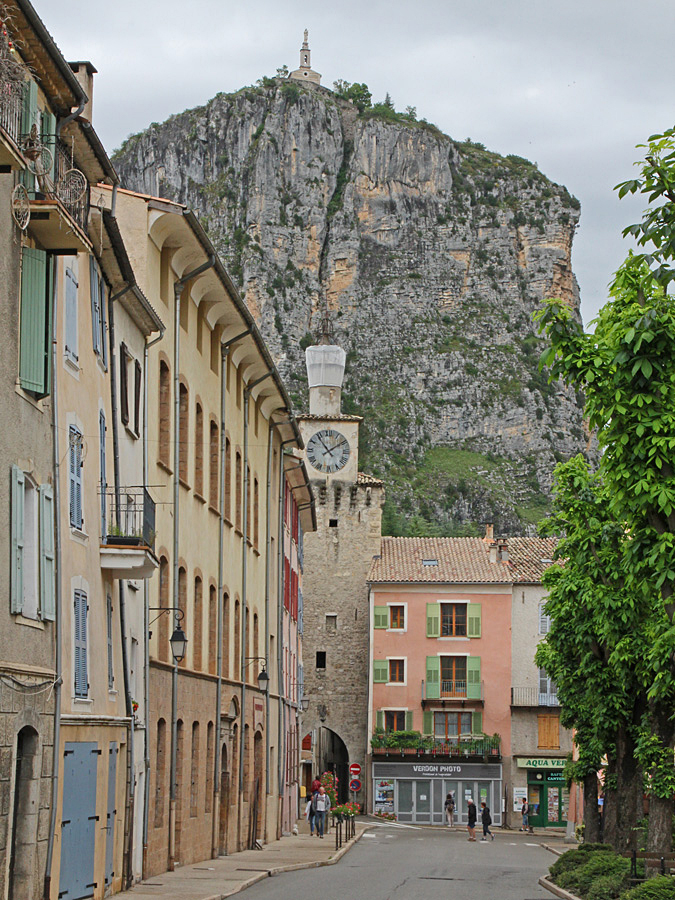 Det lilla kapellet högt uppe på klippan i Castellane syns lite varstans från byns gator.