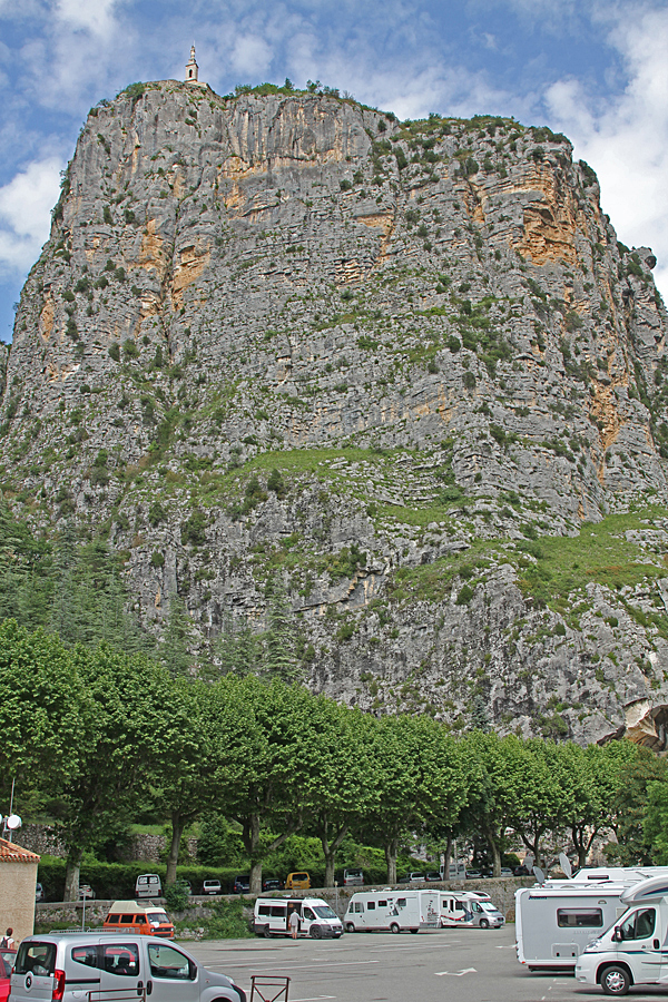 Ställplatsen i Castellane ligger direkt i anslutning till centrum och nedanför den höga klippan.