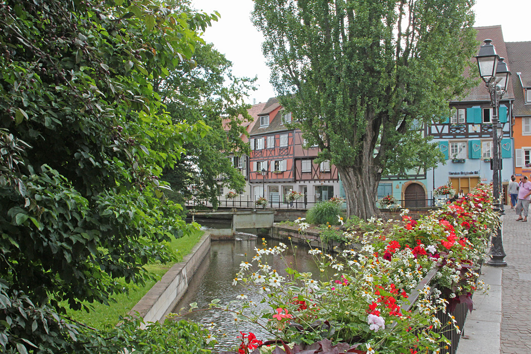 Blomsterprydda broar finns det många i Colmar.