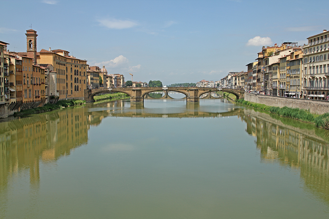 Över floden Arno i Florens leder sex broar.