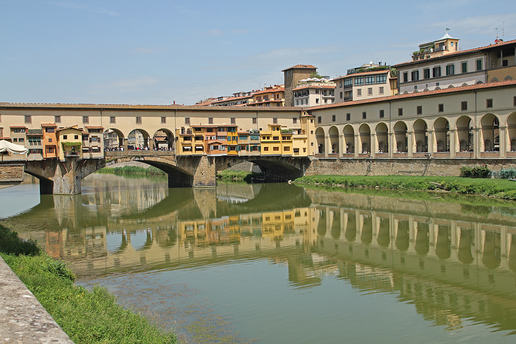 Ponte Vecchio är en känd bro från medeltiden som går över floden Arno i Florens, Italien.