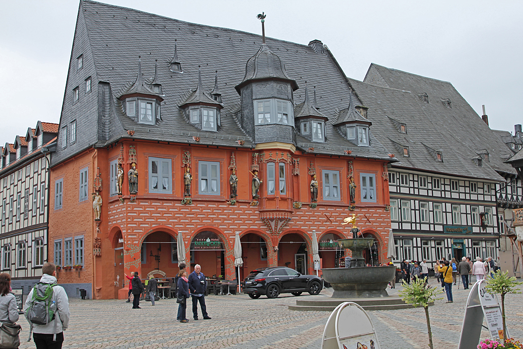 En vacker byggnad som inrymmer ett hotell i Goslar.