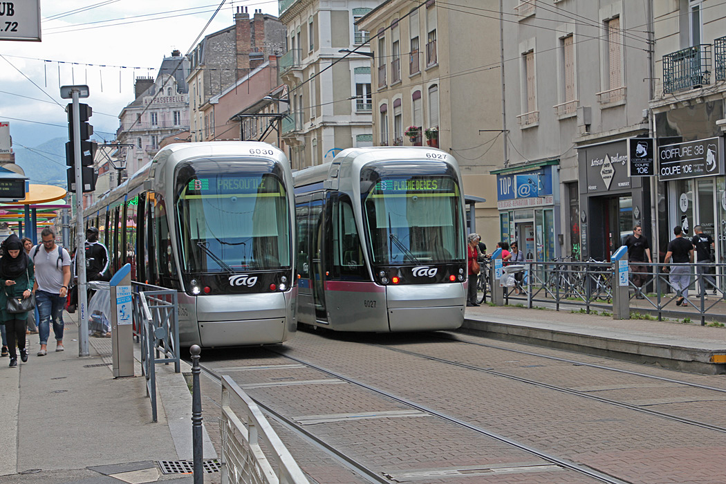 Moderna spårvagnar trafikerar gatorna i Grenoble.