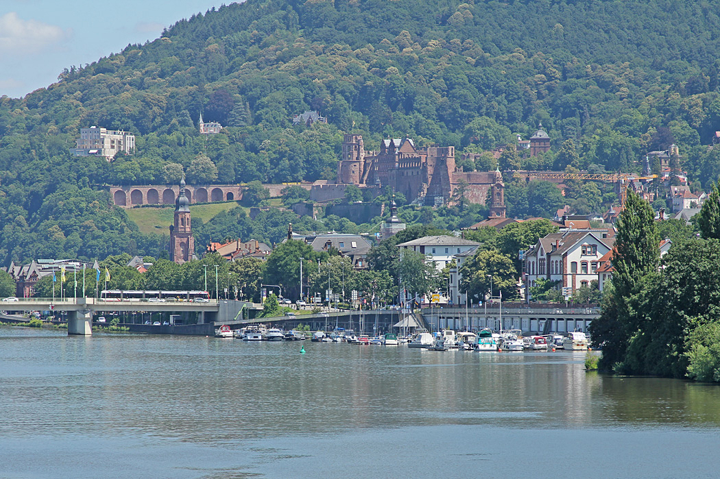 I bakgrunden syns Heidelbergs slottsruin.