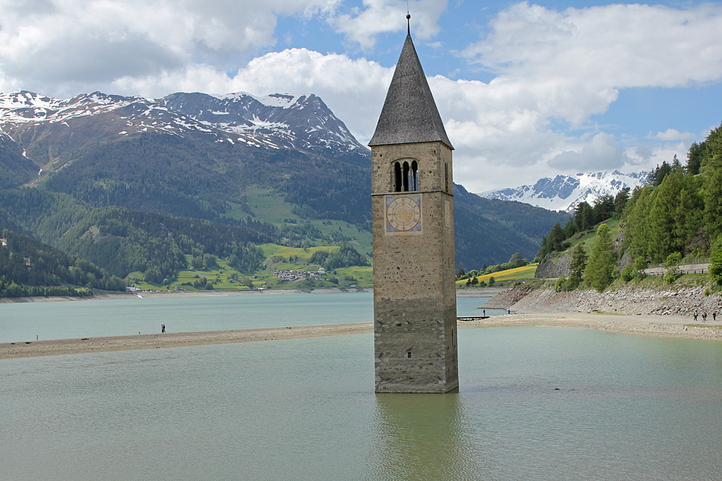 Det romanska klocktornet sticker upp ur sjön, Lago di Resia. i Italien.