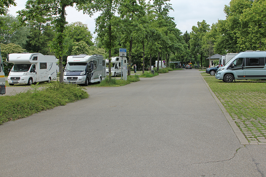 Ställplatsen i Lindau är en mixparkering med betalautomat.