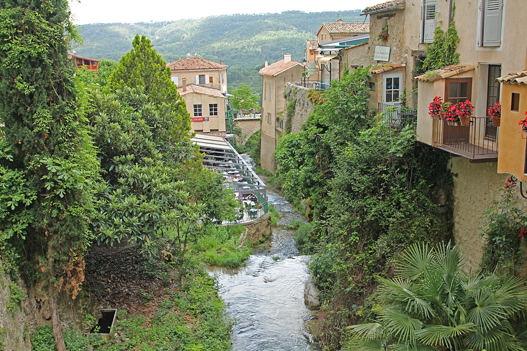 Moustiers-Sainte-Marie delas av den lilla floden som forsar utför berget.