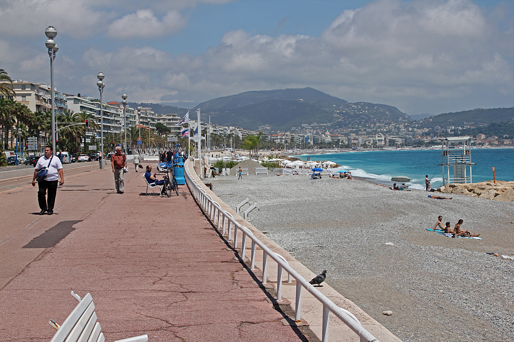 Strandpromenad med cykelbana och stranden i Nice.