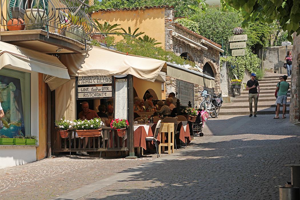 En av många restauranger i Sirmione, Italien.