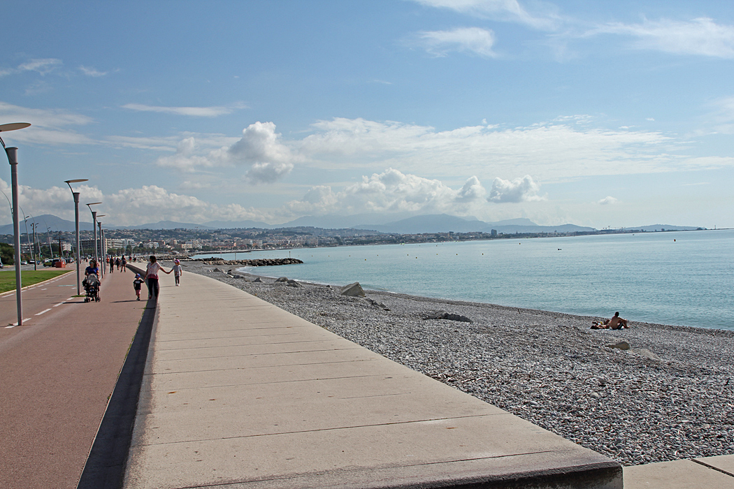 Strandpromenad och cykelbana in mot Nice i Villeneuve-Loubet.