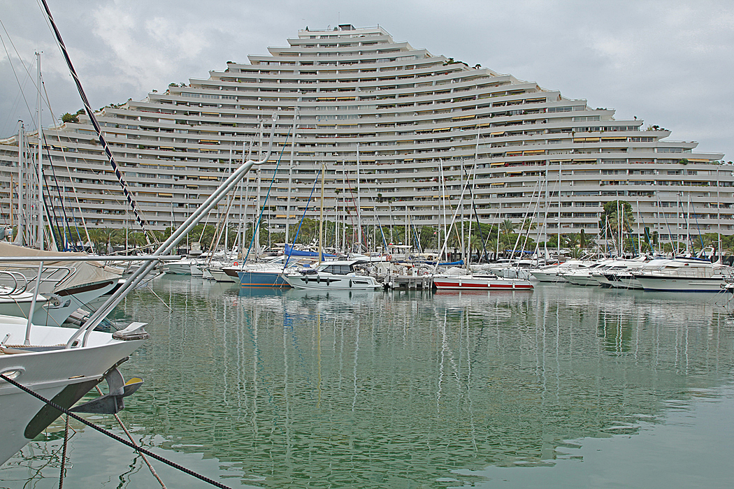 Lägenhetskomplex med utsikt över hamnen. 
