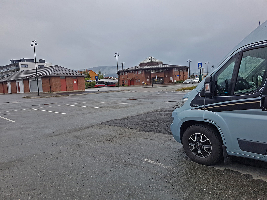 En parkeringsplats vid järnvägsstationen i Mo i Rana fick bli vår första övernattningsplats i Norge.