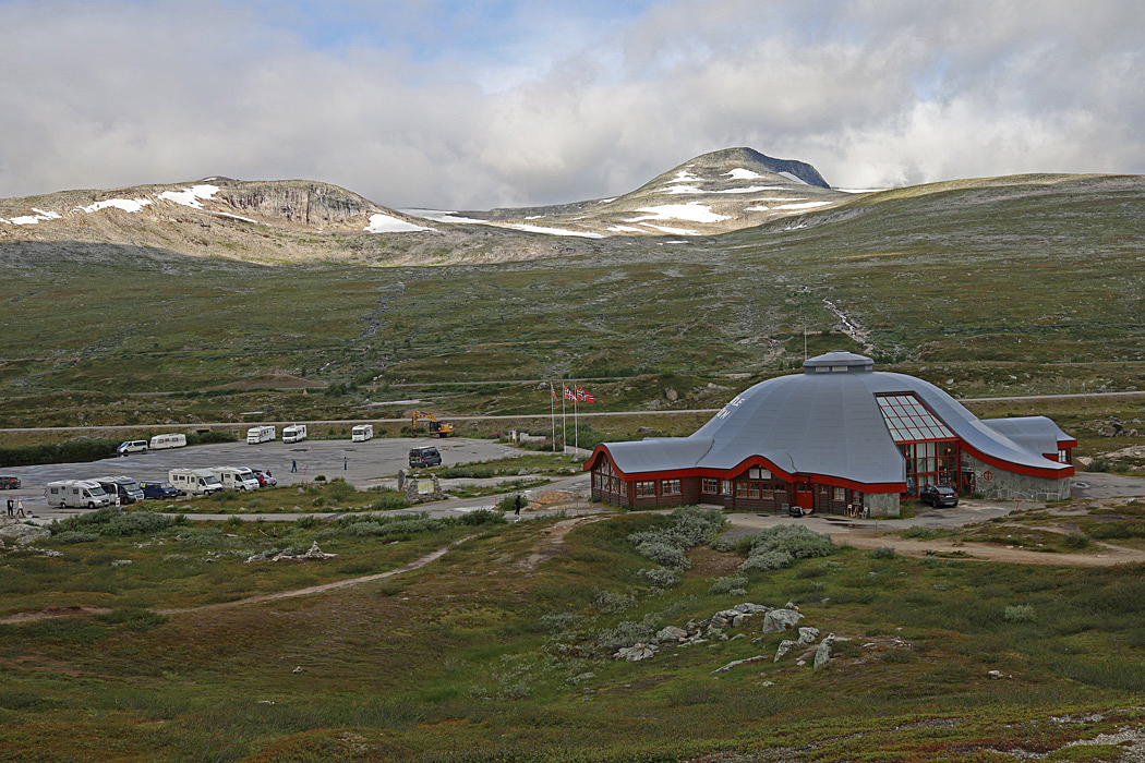 Saltfjellet med byggnaden vid polcirkeln i Norge.