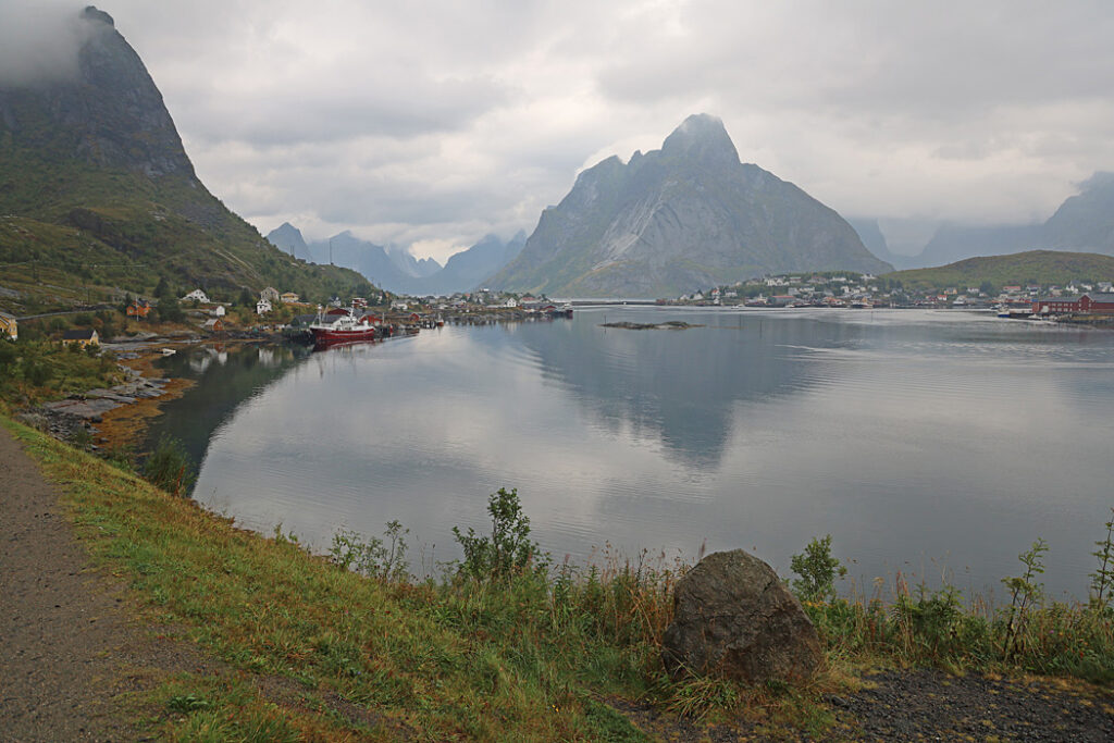 Lofoten i Norge med husbil – är en upplevelse. I Reine finns denna vy med hav och fjäll.