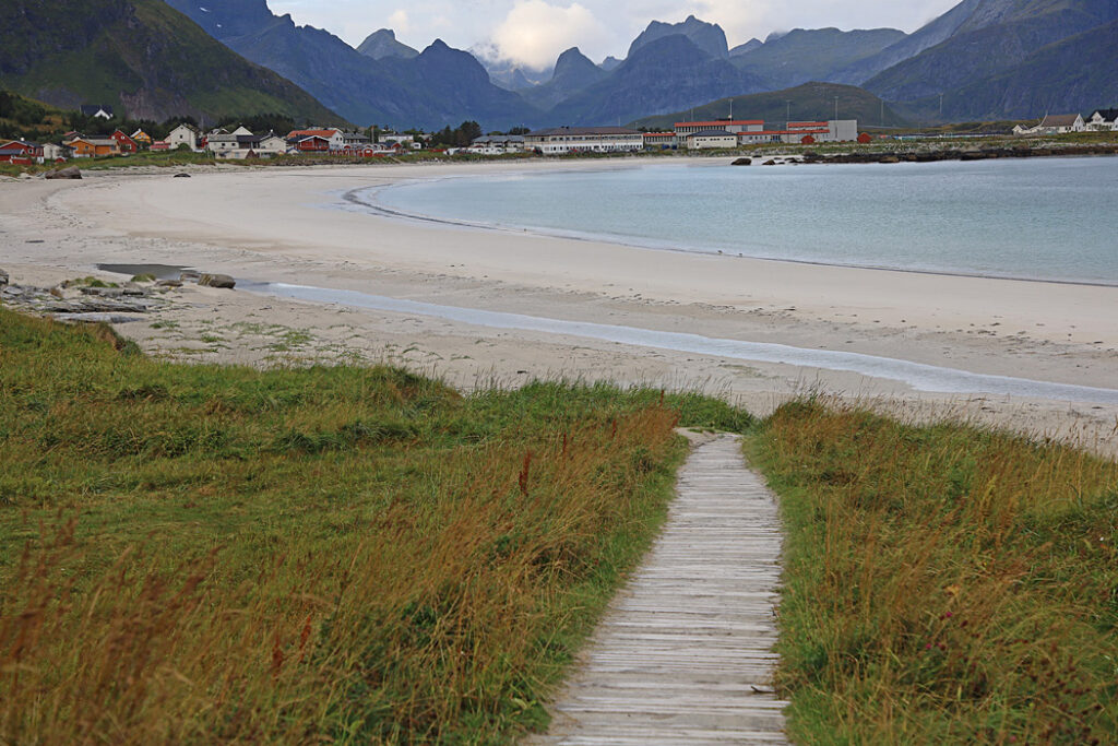 Vit sandstrand i Ramberg.