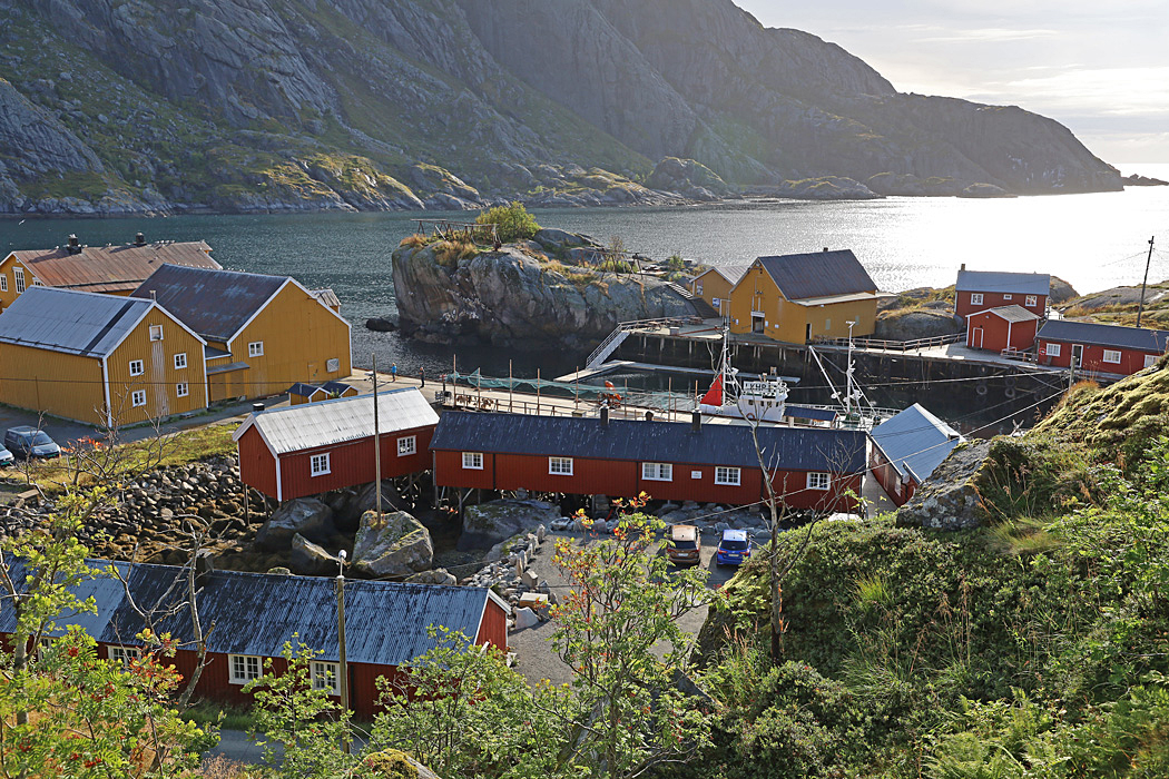 Utsikt från parkeringen som ligger högt upp i Nusfjord.