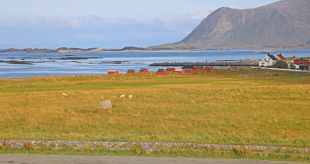 Fiskebyn Eggum  ligger mellan hav och fjäll på Lofoten.