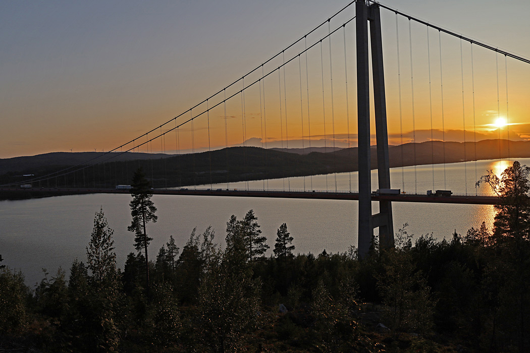 Utsikt över Högakustenbron vid solnedgången.