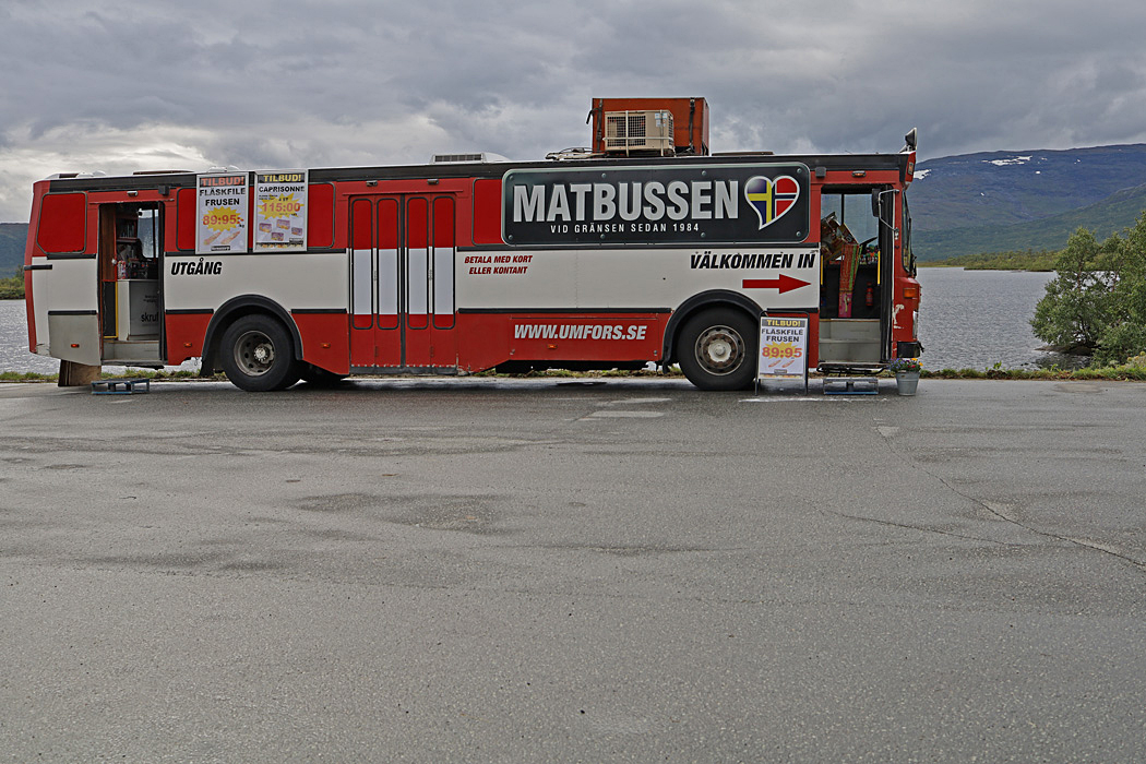 På svenska sidan av gränsen hade den här matbussen hittat en försäljningsplats.