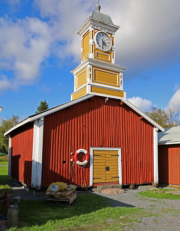 Klockstapel som är placerad på taket till en fiskebod i kulturbyn vid Kukkolaforsen.