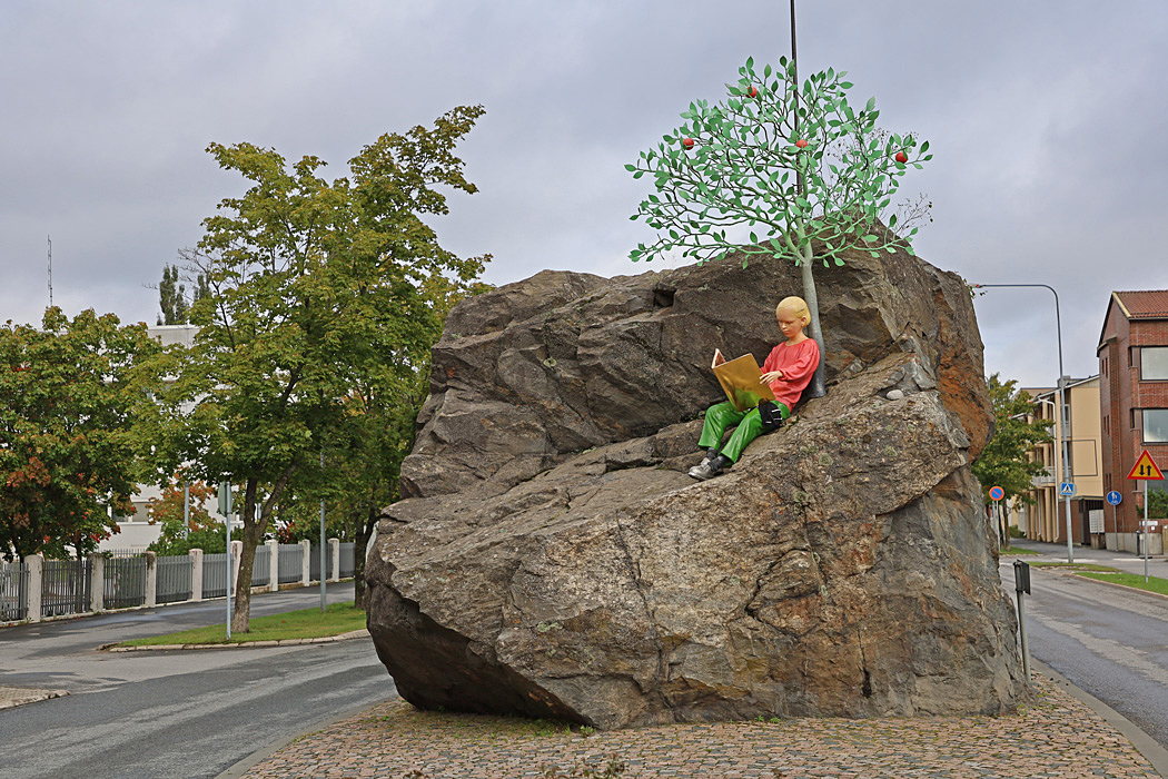 Nationalfilosofen Johan Vilhelm Snellman på Kokkostenen under ett grönt äppelträd.