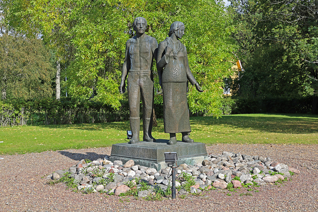 I en park bredvid Korsnäs kyrka står en bronsstaty föreställande Stenbrytaren och hans hustru.