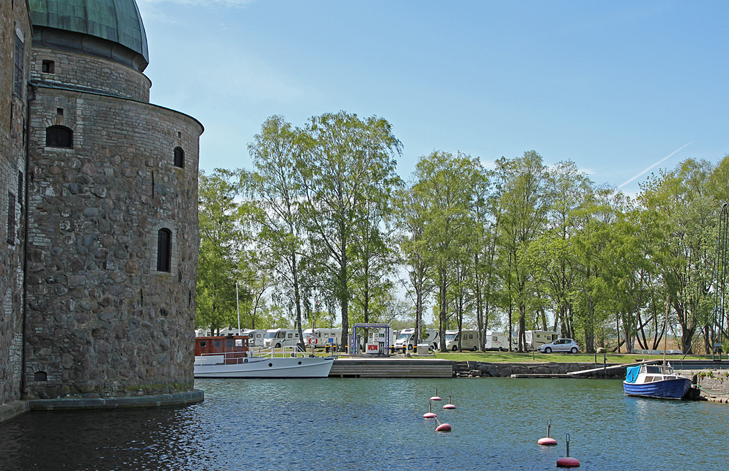 Ställplatsen i Vadstena ligger vid slottet.