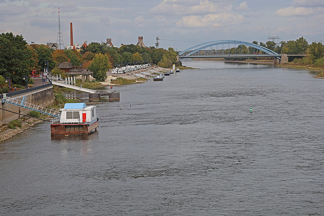 Elbe med ställplatsen till vänster i bild.