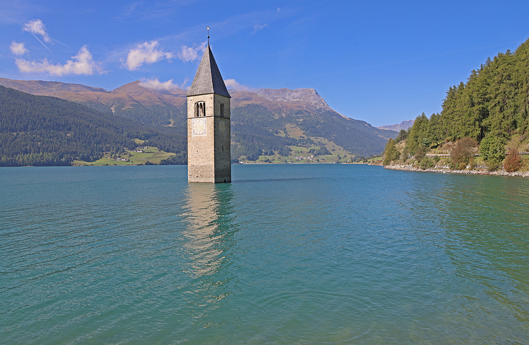 Det romanska klocktornet står kvar i den konstgjorda sjön.