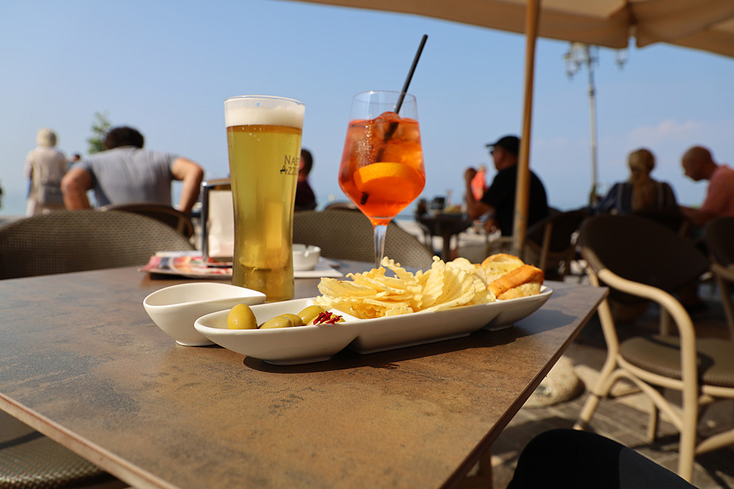 Svalkande dryck med tilltugg och utsikt över Gardasjön.