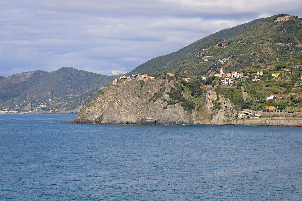 Corniglia ligger högt uppe på en klippa med branta stup mot havet.