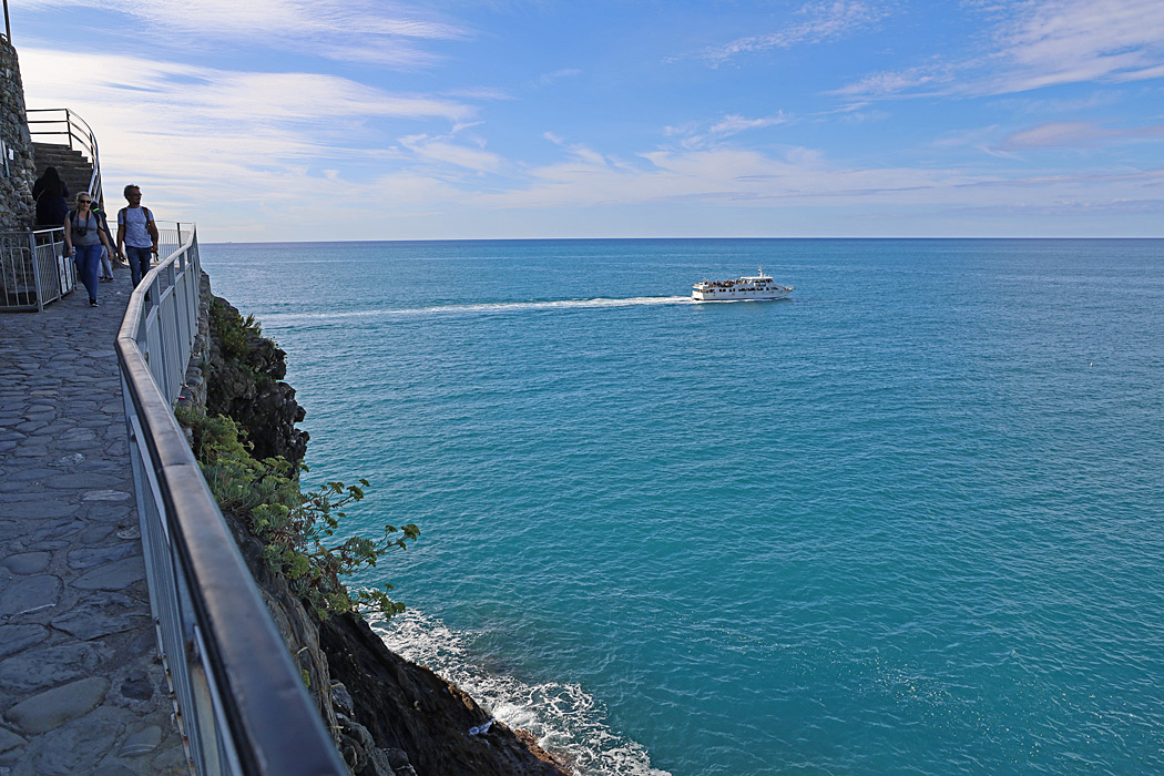 Ett bra sätt att besöka byarna i Cinque Terre är via båt.