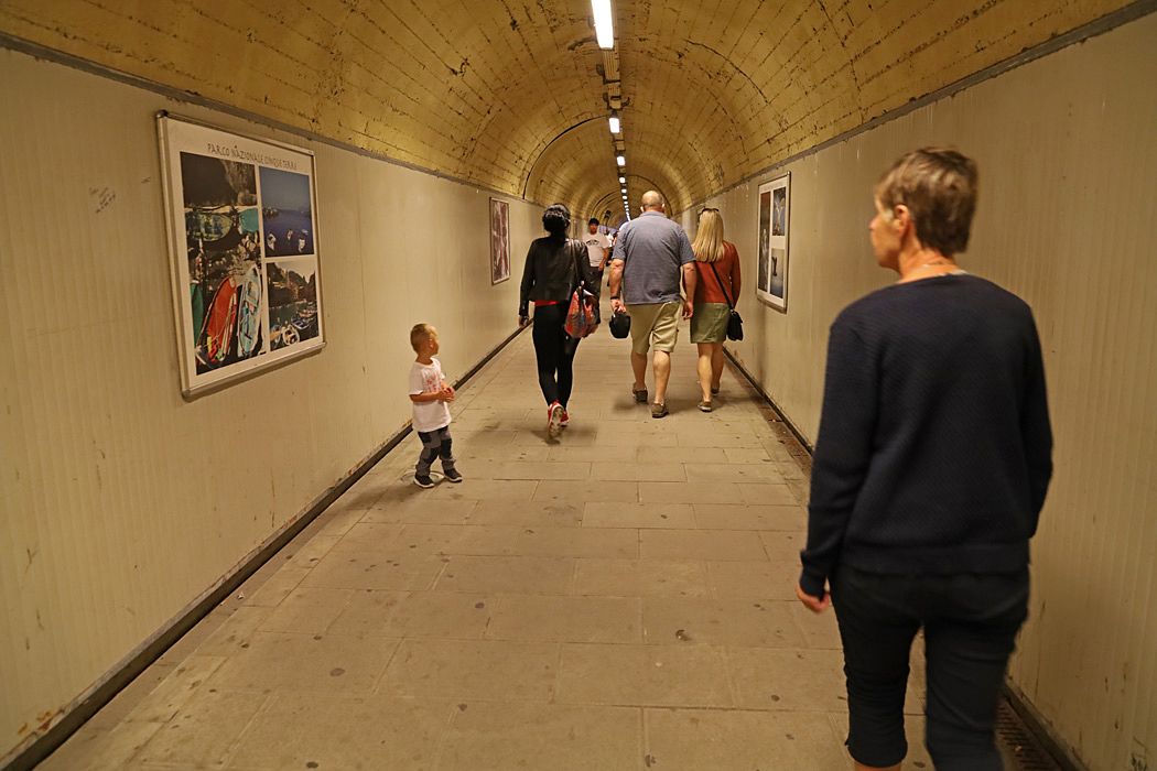 Från stationen leder en lång gångtunnel in till centrum av Manarola.