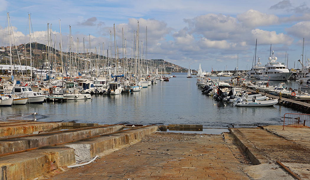 I Sanremos hamn finns en del lyxbåtar.