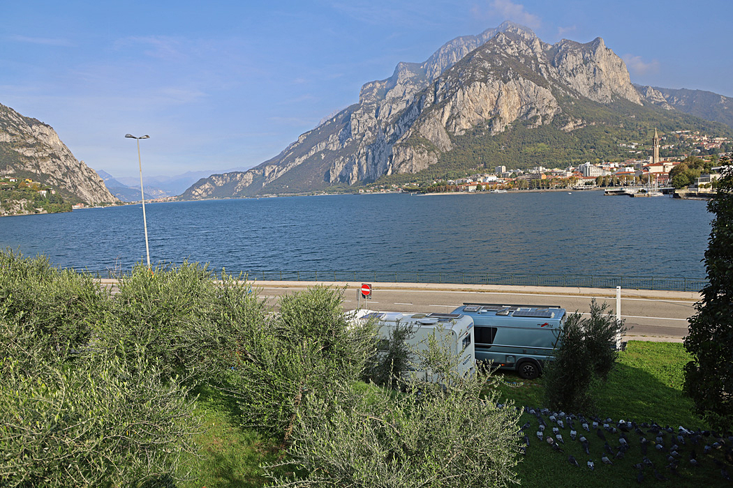 Parkering i Malgrate med utsikt över Comosjön och Lecco.