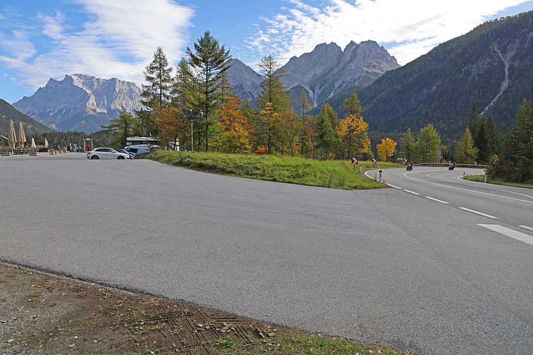 Rastplats med utsikt mot Zugspitze som är Tysklands högsta berg 